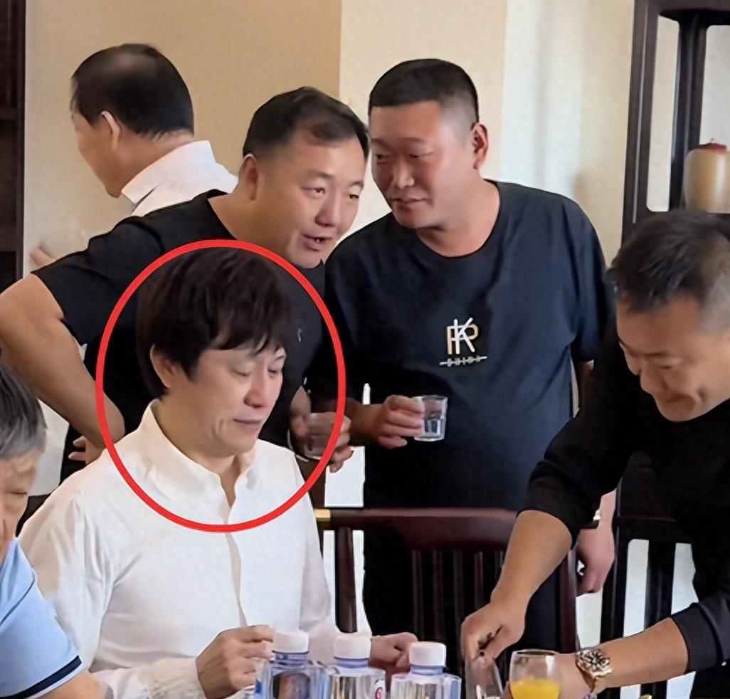 55岁解晓东近况流出,与阎维文朱时茂聚餐,喝12元饮料引热议