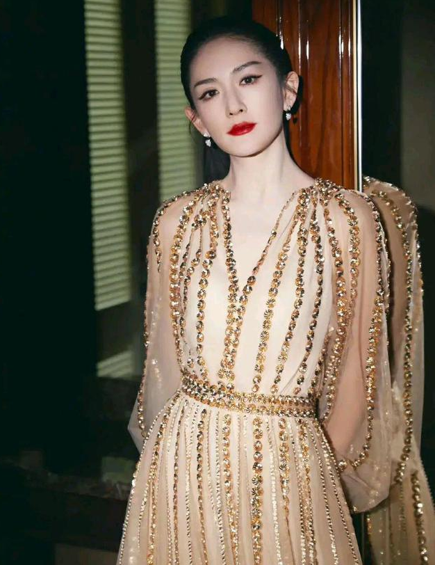 谢娜|现状尴尬!41岁谢娜工作骤减,在家带娃,频繁推新书,引粉丝反感