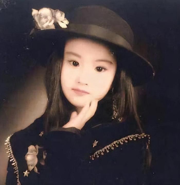 刘亦菲|刘亦菲母亲刘晓莉:身材傲人至今单身,五官比女儿还精致