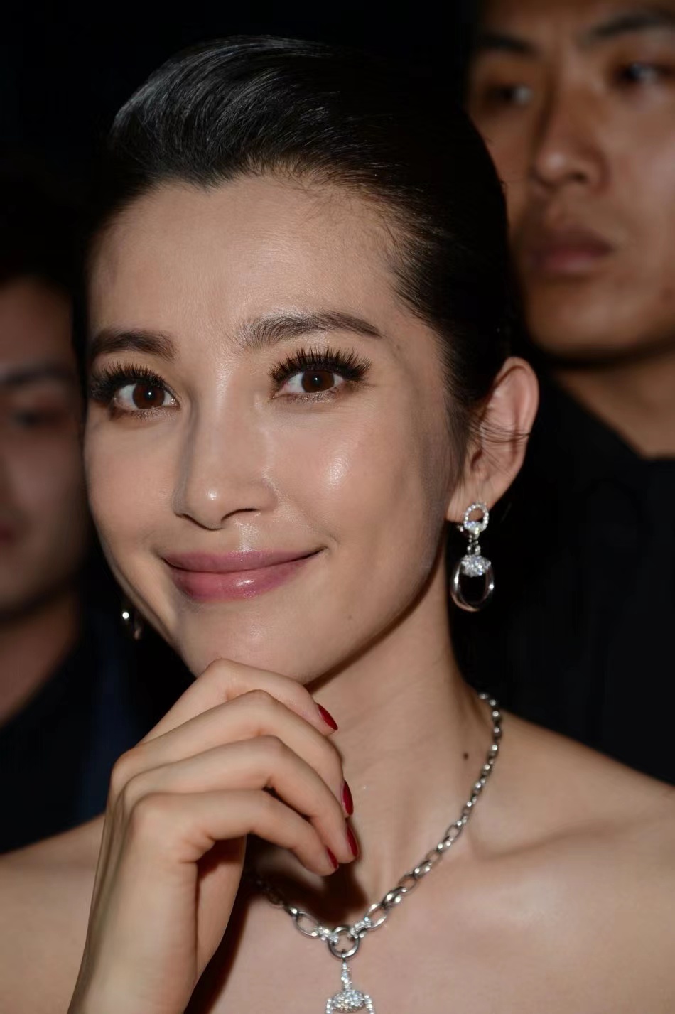 路人拍到李冰冰跑步,身材扁平,与网上宣传的差异大