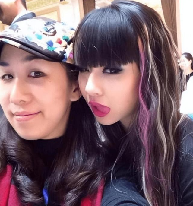 杨丽萍|25岁小彩旗受伤独居国外，被亲姨妈杨丽萍拿钱养着，是爱还是害？