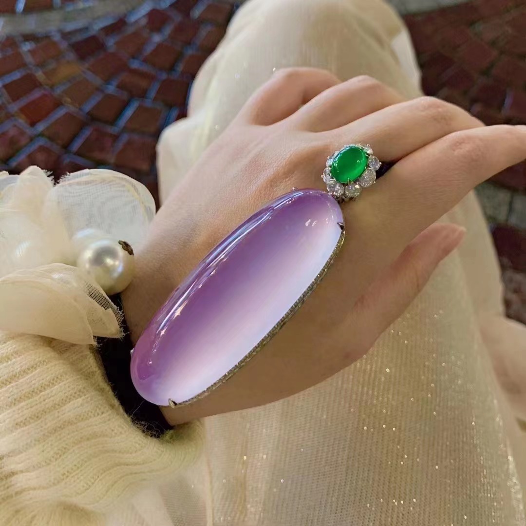 传家翡翠：那一抹光芒，承载着家族的荣光与梦想。
