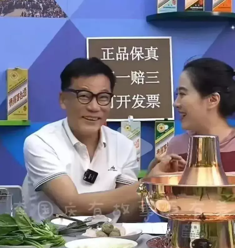 李国庆在直播时碰到了叶璇的胸部，叶璇大叫: 你刚打到我的胸部了