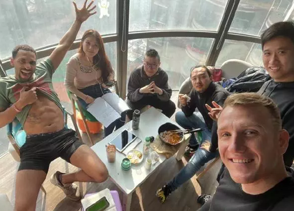 流浪地球2|外籍群演自曝《流浪地球2》拍戏经历,日薪近3000,待遇堪比皇室