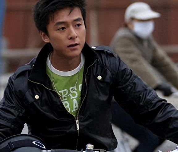 顶级妈宝男：所有姻缘全被亲妈拆散，44岁无人敢嫁难过到崩溃大哭