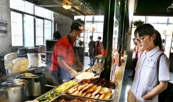 虾皮|大学食堂“擦边菜”盛行，猛薅大学生的羊毛，就连虾皮也算荤菜
