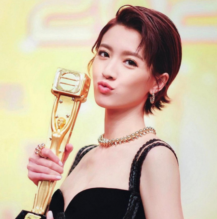 蔡思贝|TVB影后蔡思贝的八卦，一条接着一条，有趣得很