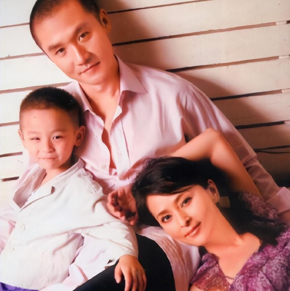 何音|何音加拿大庆女神节，穿露肩裙品红酒，20岁黄博远五官长相似妈妈！