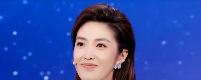 女主持参加《主持人大赛》,身材一流,颜值一流,主持也是亦如此