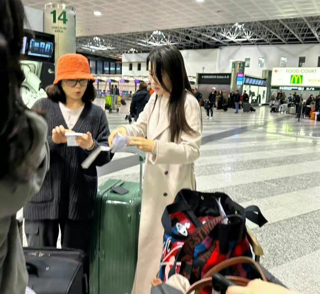 曾黎|曾黎妹妹米兰陪姐姐看秀，机场送别画面感人