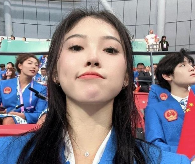 吴艳妮被偶遇, 生图身材魁梧壮实, 戴大颗粒钻石项链很奢华