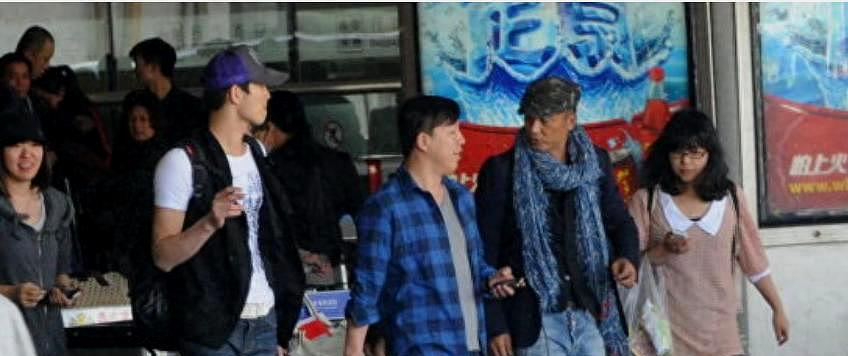 48岁黄渤现身香港机场,大哥任达华率众亲自接机,兄弟情深很有面子