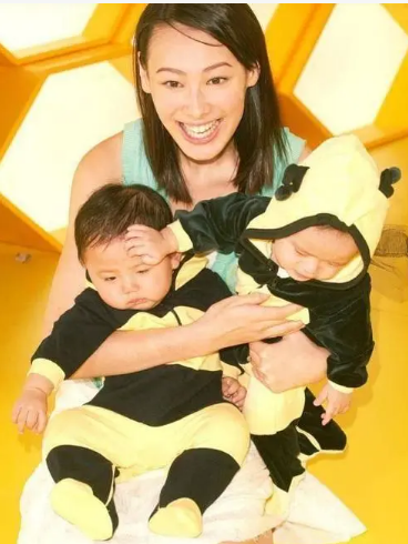 梁洛施豪宅内迎来自己35岁生日,三个儿子贴心送祝福,稳坐豪门无人能替