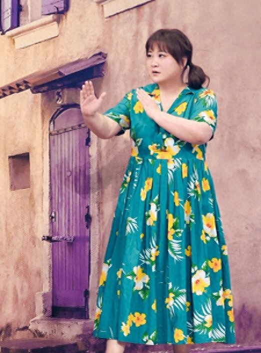 贾玲减肥成功：做一个爱美的女人！她和孙集斌站在一起，有夫妻相