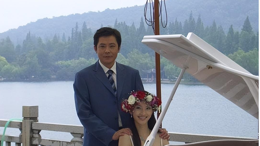 57岁戏骨全家定居美国,拿着在中国赚的钱,住豪宅、大赞国外风景