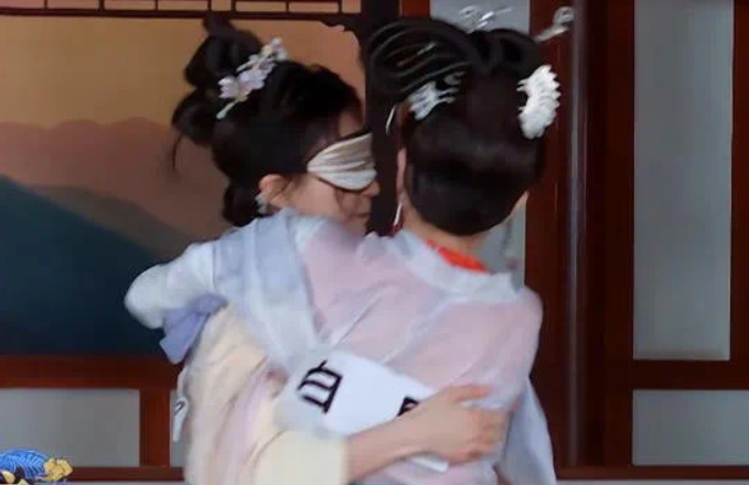 |杨颖在游戏里感慨道,“我在跑男中几乎没有什么朋友”,引得全场哈哈大笑