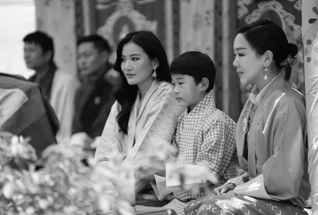 33岁不丹王后怀三胎,挺着大肚子参加庆典,一头波浪发好似凯特王妃