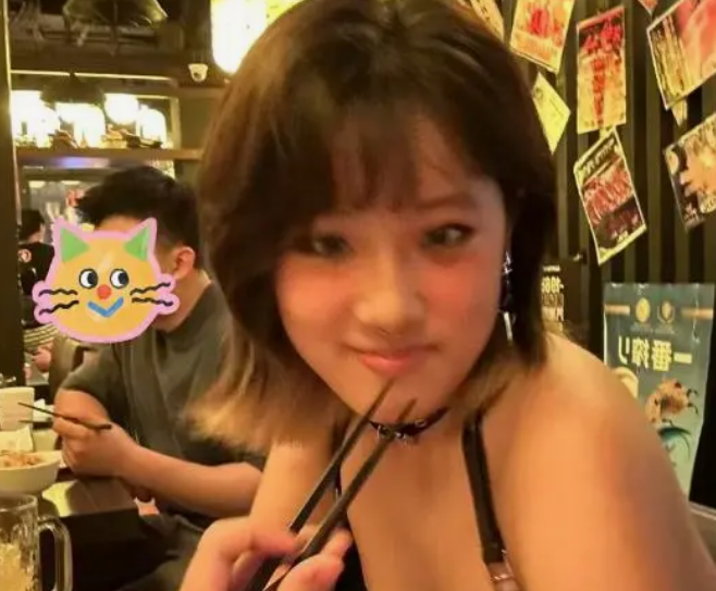 贾静雯大女儿餐厅玩自拍,脖子套圈衣着清凉,胸口纹身惹争议