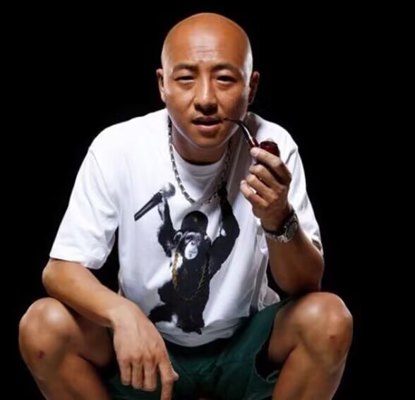 吴京|吴京发小周晓鸽从歌手转型为演员,五十三岁才迎来了事业的新春