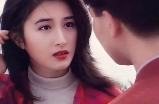 张家辉|张家辉在见识到女友的家庭情况后,愣在原地,心事重重