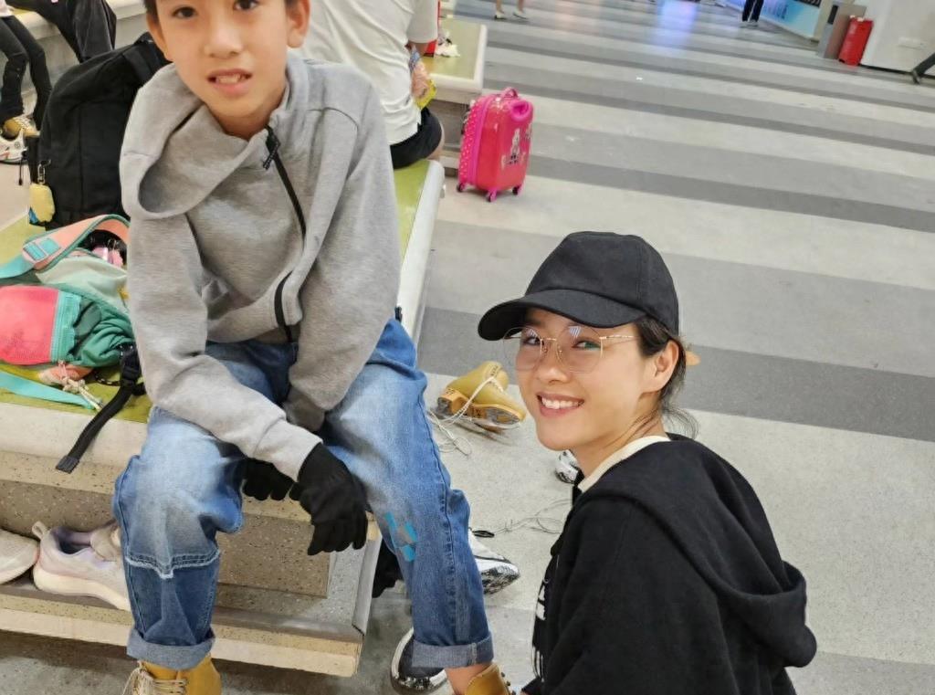 陈茵媺陈豪深圳带娃坐地铁，宁愿站着也不占爱心专座，被夸素质高