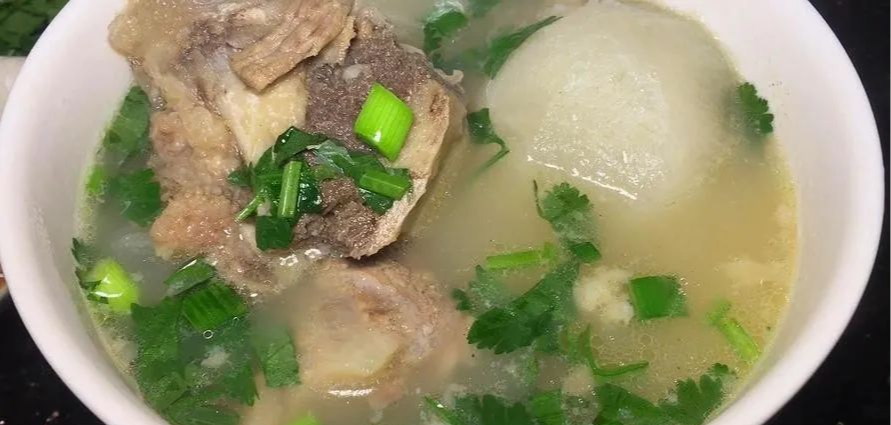 “十人九腰痛”，医生建议：50岁后多吃3样，养肾补腰，强筋健骨