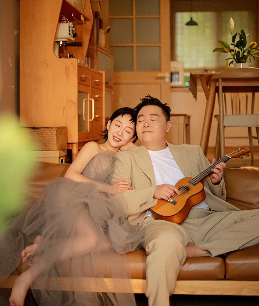 郝邵文老婆身份被扒！离异还带有8岁的女儿，长得漂亮还特别温柔