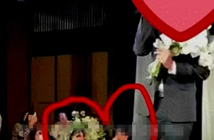 王鸥何九华恋情疑添锤,一同现身参加婚礼,女方的肚子凸被猜怀孕