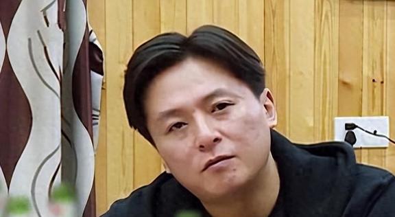 顶级妈宝男：所有姻缘全被亲妈拆散，44岁无人敢嫁难过到崩溃大哭