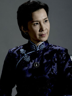 看了65岁肖雄的打扮才懂，衣穿简裙选长发选短，到老都优雅