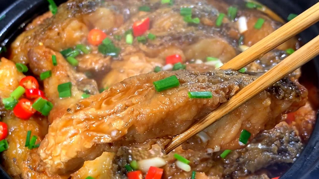 调料|不管炖啥鱼，只放葱姜蒜就错了，只需多放2味调料，鱼肉不腥、不柴、入味肉不散