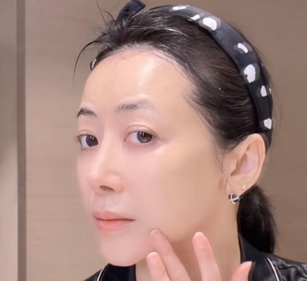 演员陈紫函近日在社交平台上,分享自己和丈夫的生活日常,遭网友吐槽丈夫不爱她