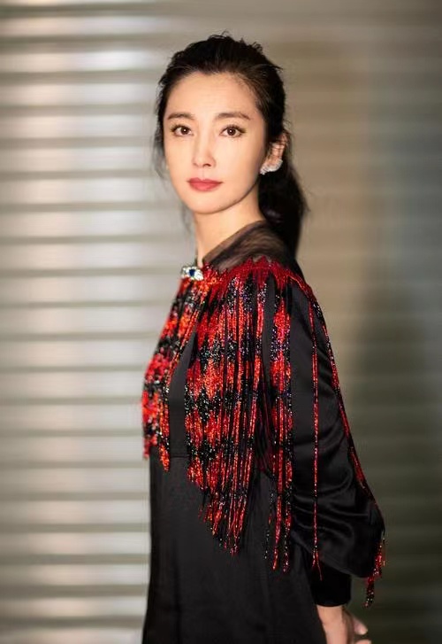 路人拍到李冰冰跑步,身材扁平,与网上宣传的差异大