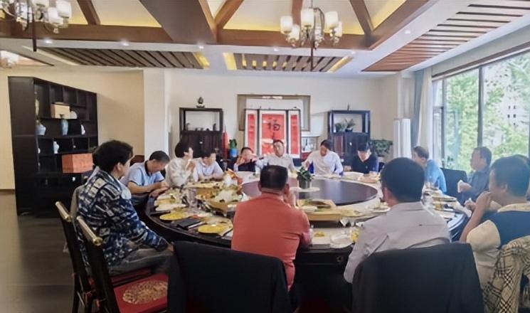 55岁解晓东近况流出,与阎维文朱时茂聚餐,喝12元饮料引热议