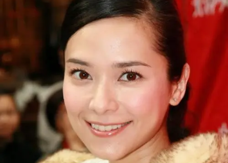 郭羡妮|一个混血港姐沉迷于被骗，差点被封杀