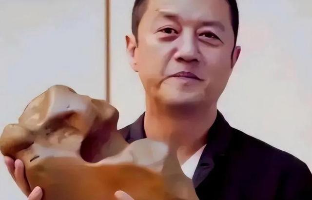 李亚鹏实惨!北京小院被铲平,抱娃含泪哭泣,急得额头鼓包