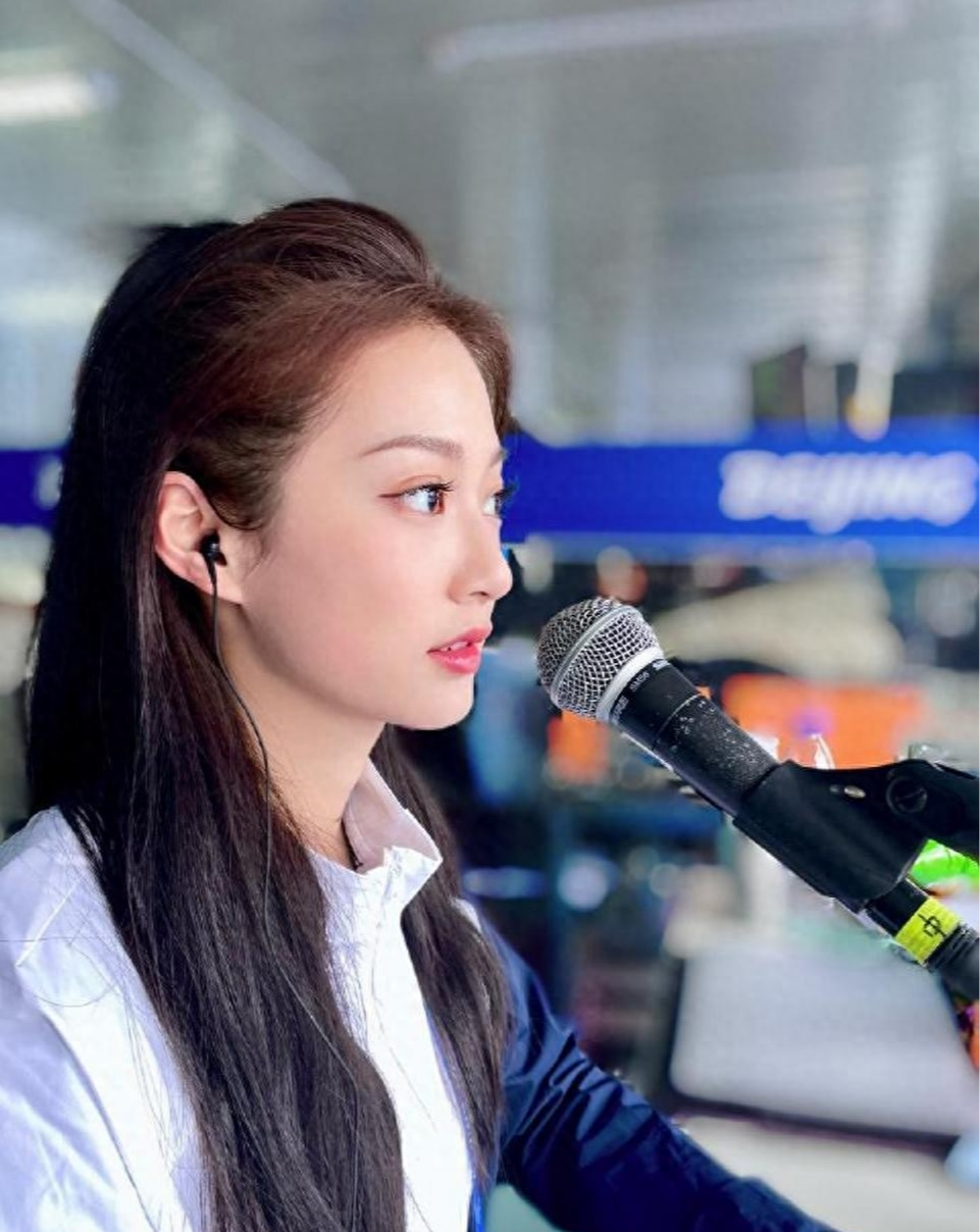 冯琳高颜值生活照,她有一张妩媚的脸,但内心是非常的理性与平和