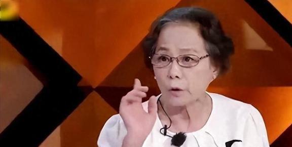 顶级妈宝男：所有姻缘全被亲妈拆散，44岁无人敢嫁难过到崩溃大哭