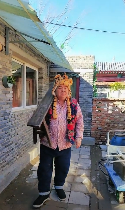 50岁戏骨近半年无戏拍，定居农村通下水道，穿花袄棉裤胡须皆白