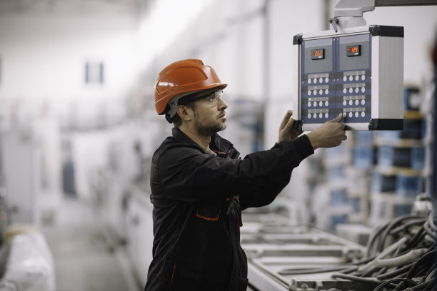 工人|为什么职场上的蓝领工人总是被忽视和歧视?