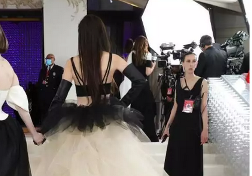 邓文迪|73岁的王薇薇，身材凹凸有致，与54岁的邓文迪年龄相仿