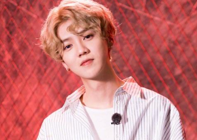 关晓彤鹿晗未婚先孕?身材圆滚不再纤细,手捂肚子疑似有孕