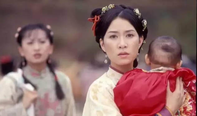 街头买醉被两男抬走?拒嫁豪门养小鲜肉倒贴百万?