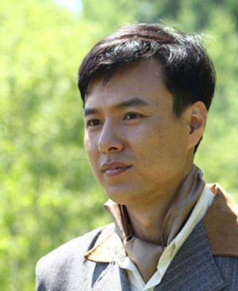 因穷被女友嫌弃，一气之下娶普通女教师的朱铁，如今过得如何了？