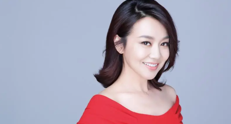 闫妮与张嘉译多次饰演夫妻，现场临时发挥吻戏，岁月痕迹下的女性魅力与演技蜕变