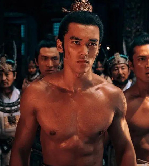 97年男星陈牧驰因胸肌太大出圈!《封神》藏了这么多腹肌小狼狗!