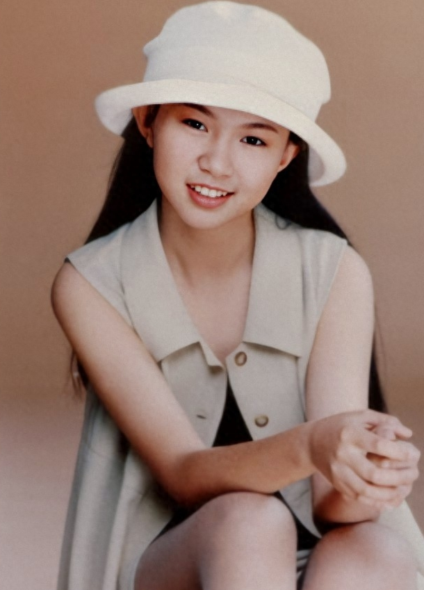 42岁卓依婷罕见露脸现身三亚，与她曾经的模样相比，简直判若两人