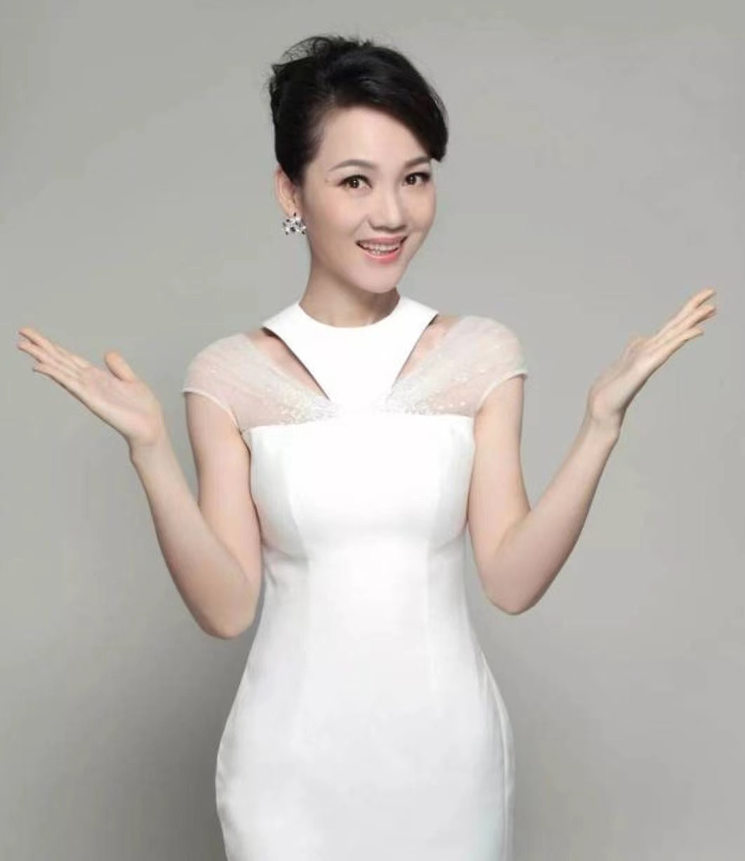 |49岁周群自曝录制春晚小品，突发失误身心俱疲，强忍眼泪引热议