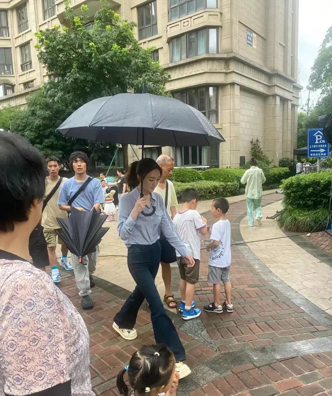 李小冉宁波拍戏被偶遇,身材消瘦丰腴感全无,“竹竿腿”很吸睛