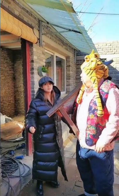 50岁戏骨近半年无戏拍，定居农村通下水道，穿花袄棉裤胡须皆白